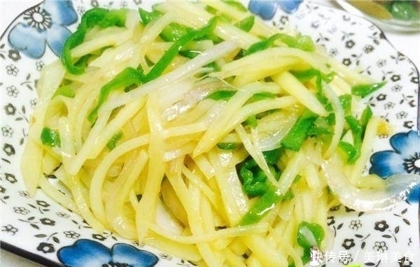 青椒土豆丝|“多加1味”配料，让简单的青椒土豆丝好吃翻倍！不试不知道呢
