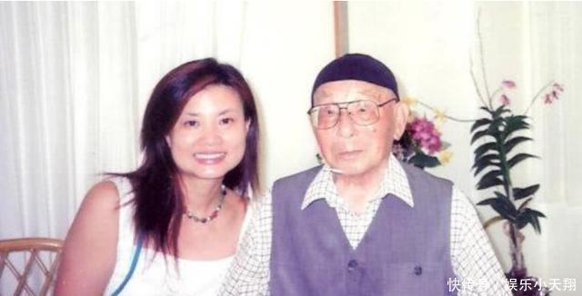 照片|100岁时的少帅张学良稀有照片，身边这个女孩子一直陪伴在他身边！