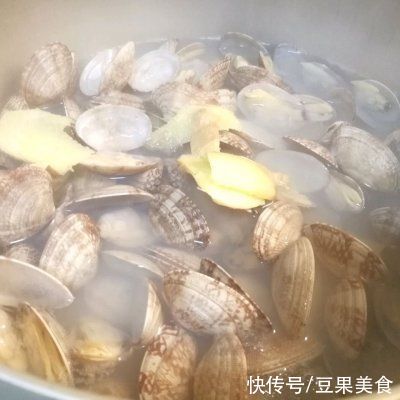 “春之蔬，韭为先”做对这2步，韭菜色泽翠绿，花蛤肉鲜嫩肥糯