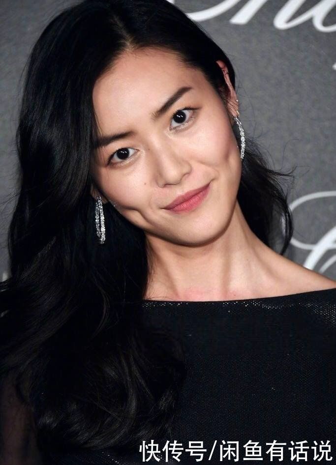 穿搭|刘雯的时尚看不懂,弄个大油头就算了还紧贴头皮,气质都改变不少