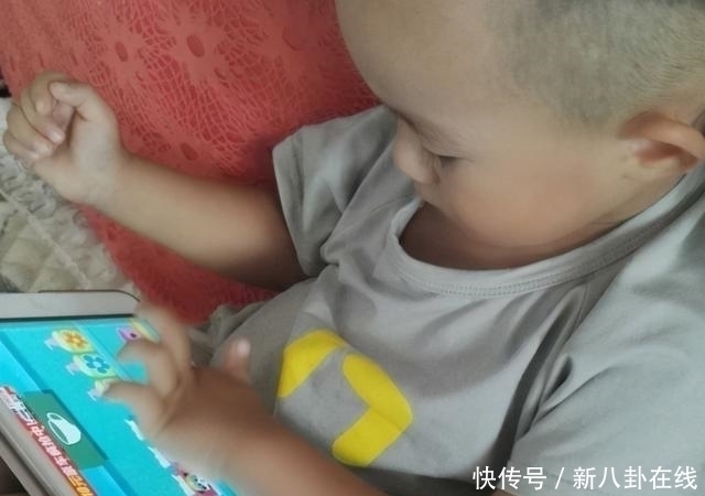 平板|宝妈呼吁:别在孩子床头摆着3样东西,既影响发育又破坏健康