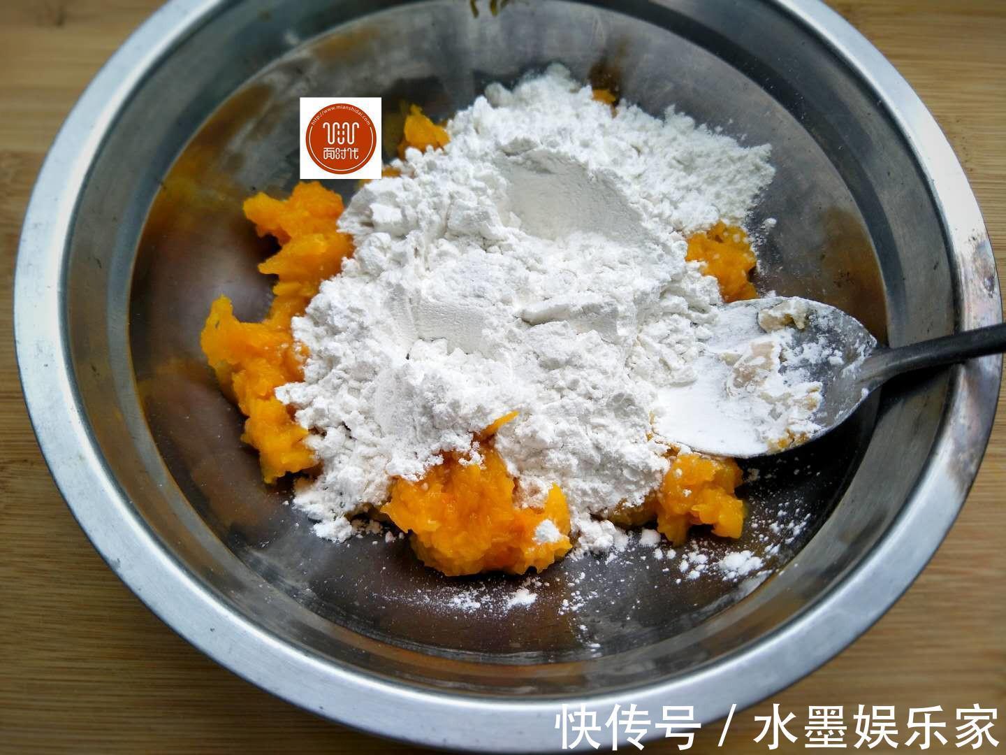 南瓜不要煮粥喝了，教你个新吃法，做出来比鸡米花都好吃！