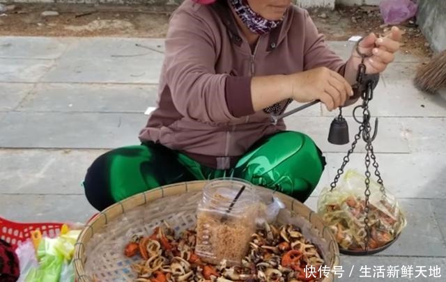  美食|大妈背着箩筐卖它，曾经溪水中“多不胜数”，现在得30元一斤