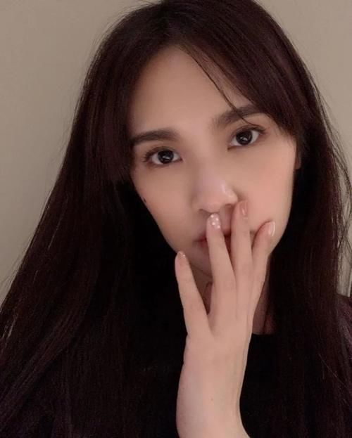 6个“显白小心机”让你气质马上UP！从穿搭、妆容入手！瞬间提亮暗沉肤色！