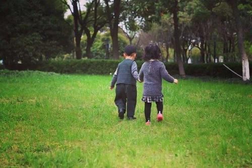 大宝|小男孩路上“遛妹妹”,逢人就炫耀自己有妹妹,爸妈哭笑不得