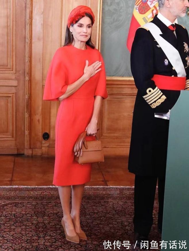西班牙王后 西班牙王后不容易,红裙配毛领斗篷挺优雅,可光腿穿高跟也太冷了