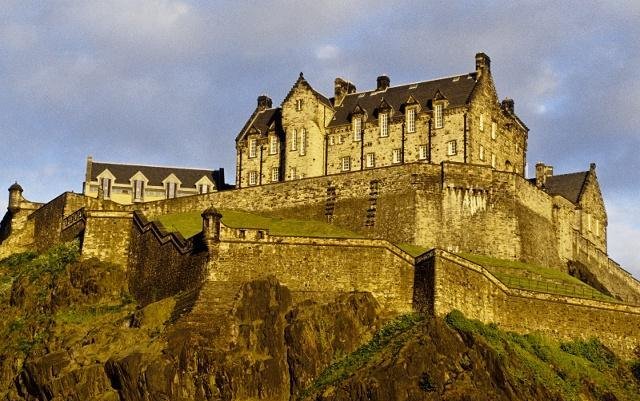 老年|爱丁堡城堡也是石头色，显得很旧很古老，感觉不到皇家的气派