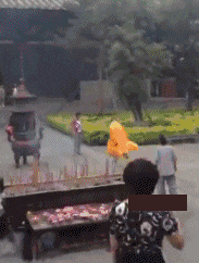 |搞笑GIF:坐地铁时对面坐着一位漂亮的外国妹子,我要搭讪吗