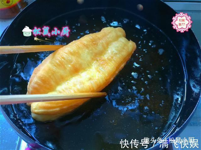 炸油条用酵母、泡打粉全错!油条店老板教你正确做法,金黄酥脆