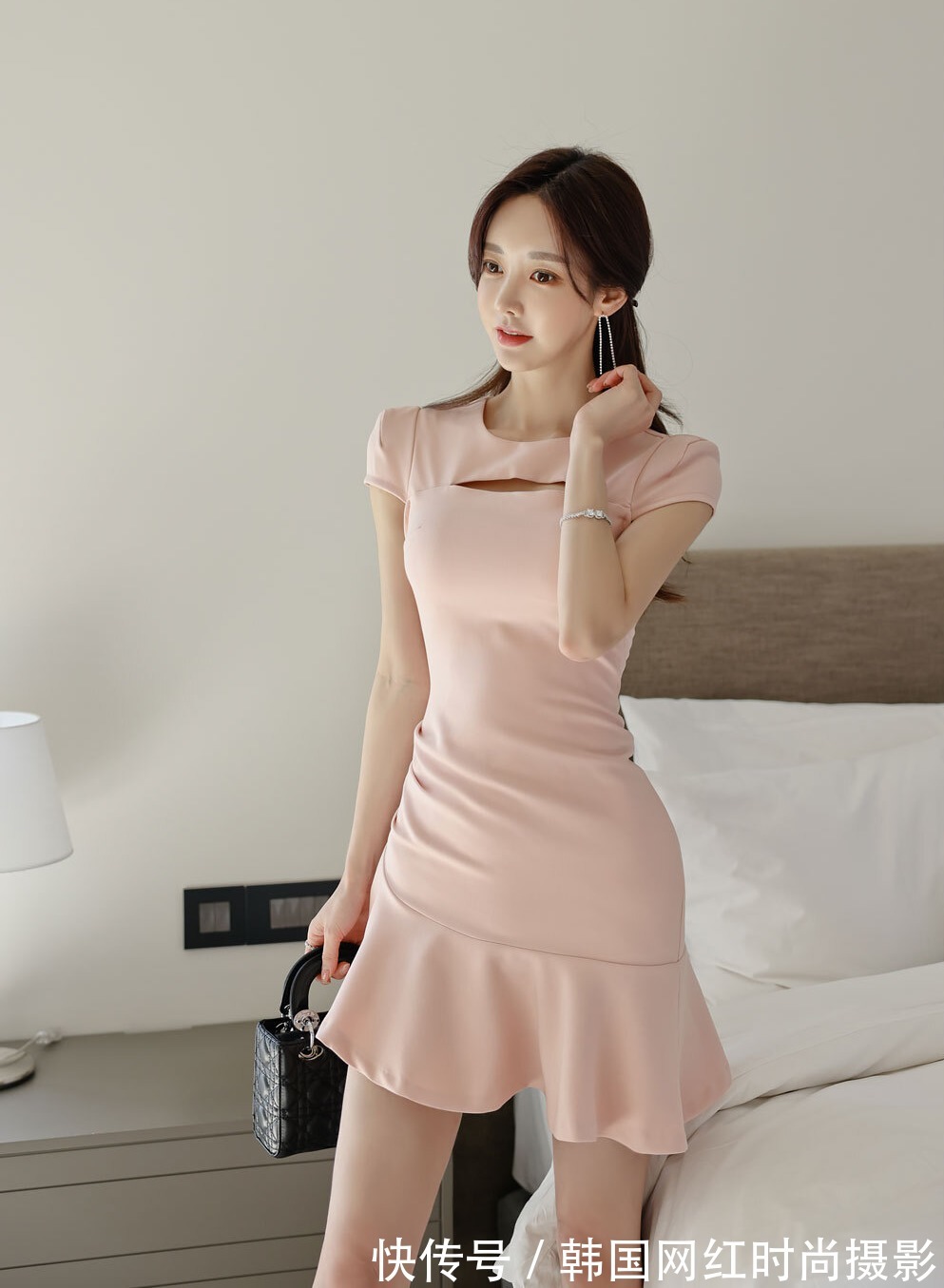 春梨月杏雨霖桃花芳榭连衣裙|孙允珠高清时尚搭配:春梨月杏雨霖桃花芳榭连衣裙