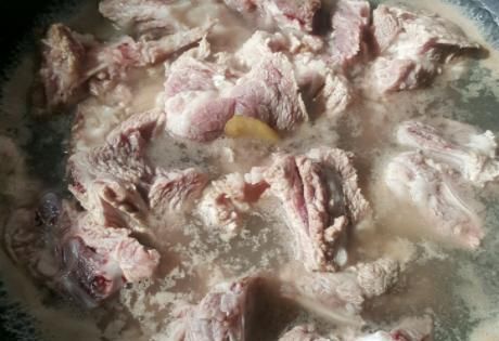 炖排骨时，别直接焯水，多加1个步骤，排骨肉嫩且多汁，不柴不腥