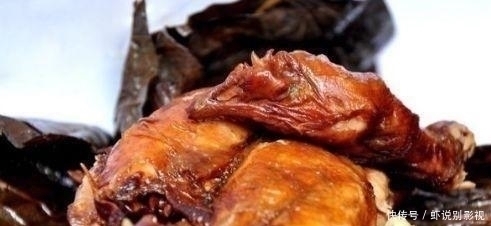 韩国人好奇点了只叫花鸡,端上来愣了,中国吃货太笨了