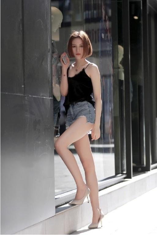 外套|长发飘飘的美女,修身外套搭配短裤,尽显时尚女神魅力