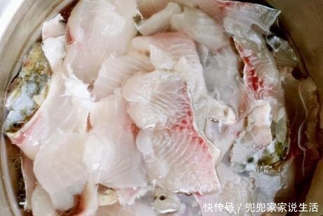 鱼骨|做酸菜鱼,直接腌制是不对的,大厨教我正确做法,鱼肉嫩滑不易碎