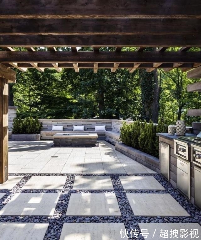 满铺|自己动手捯饬院子,塑料袋里灌水泥,铺满整个地面,比青石板结实