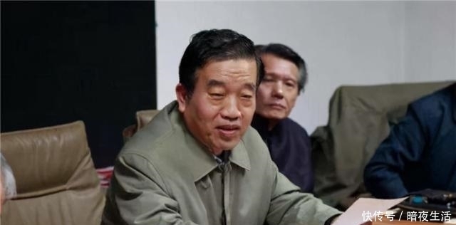 混饭|乞丐街头秀书法,字体工整又漂亮,专家:是为了混饭,不值得一提