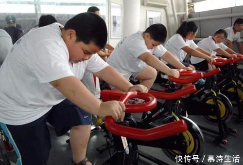 缺德|3岁女童被父母喂成70斤,当成主播挣钱,网友缺德父母