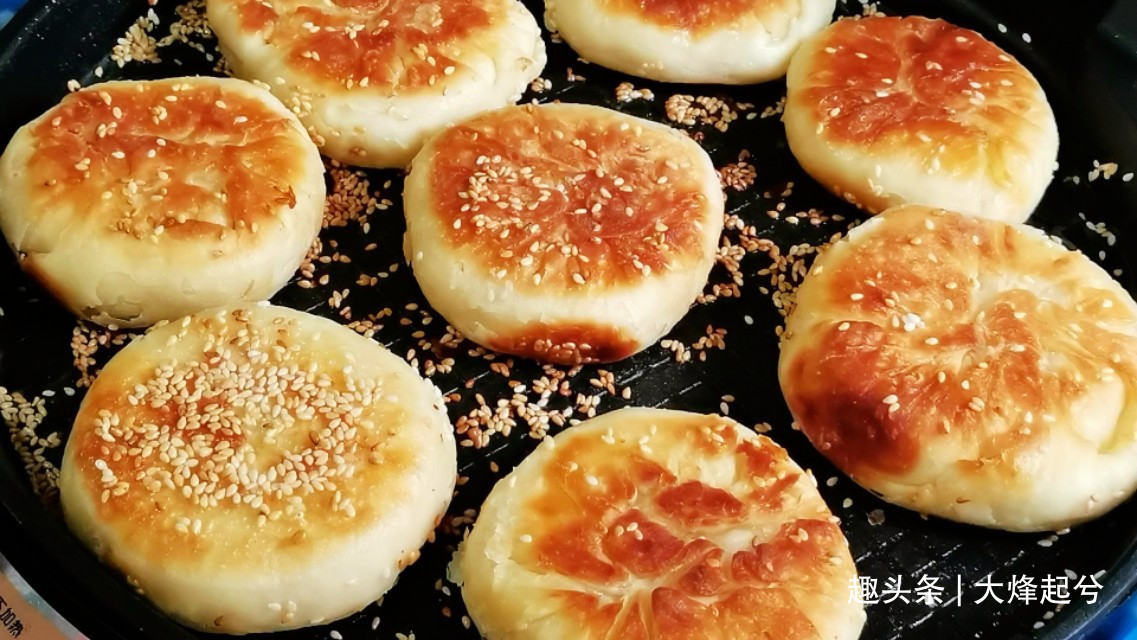 芝麻酥饼在家简单做，外酥里软又香甜，不用烤箱也可以酥得掉渣