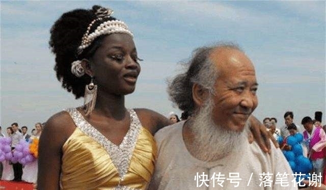 非洲@2011年,53岁画家杨彦娶了非洲学生,老来得子后,却突然选择出家