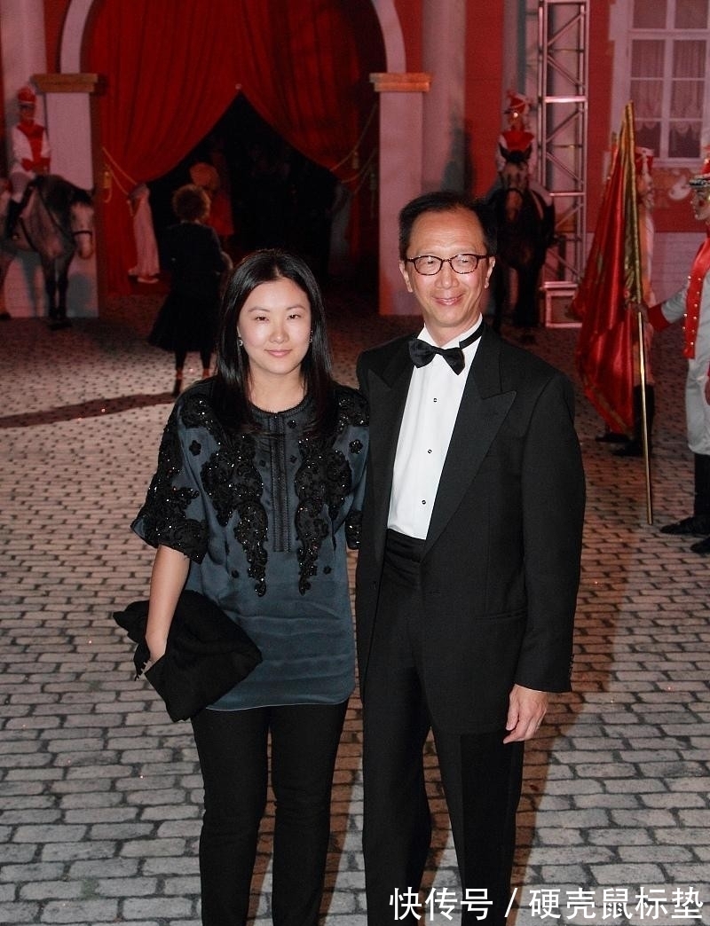 深色系 伏明霞真不像阔太太,站在老公身边穿得挺朴素,深色穿搭真低调