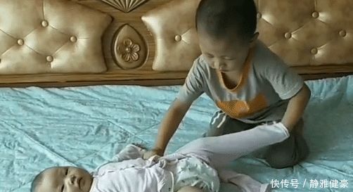 妹妹|4岁哥哥照顾妹妹起居火了,这大概是全网“混得最牛”的二胎