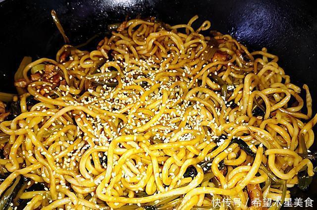 松散|吃腻了豆角焖面,不妨换种吃饭,蒸一锅芹菜焖面,松散筋道超好吃