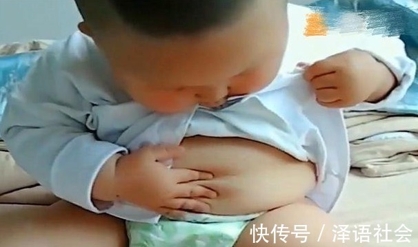 妈妈|儿子偷偷研究自己的“小肚腩”,不料被妈妈发现,瞬间变脸太精彩