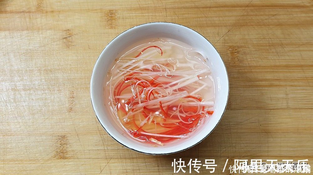 清蒸|清蒸鲈鱼就爱这种做法,又快又简单,鱼肉鲜嫩细腻,年夜饭做来吃