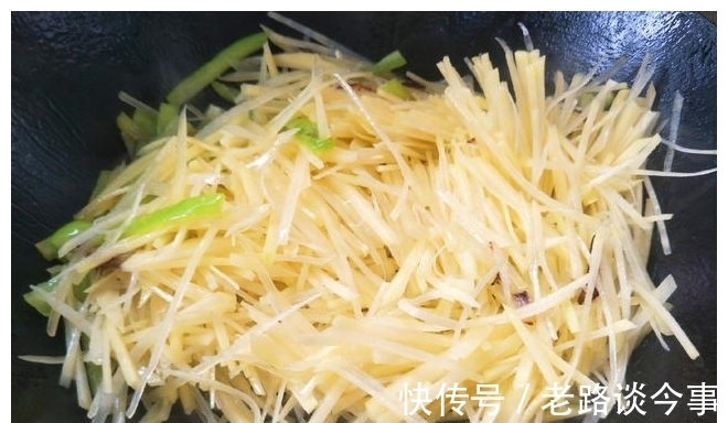 青辣椒|炒土豆丝时，直接倒醋是外行，教你1个妙招，土豆丝好吃不呛口