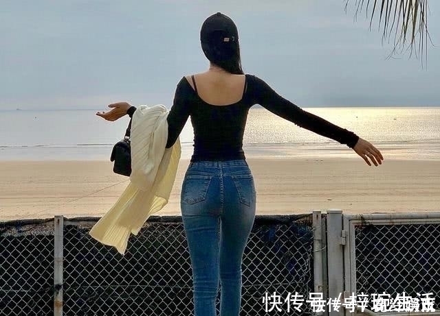 大长腿 紧身牛仔裤具有良好的修身显瘦效果,爱美女性的必备