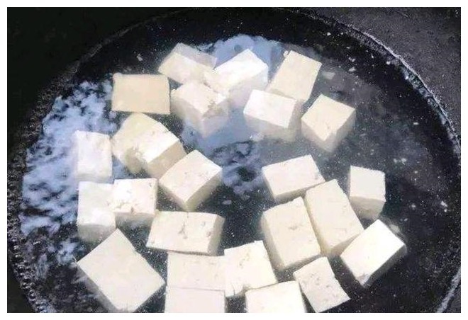 吃这7类食物必须先焯水,很多人一直吃错了,别等生病了再改正
