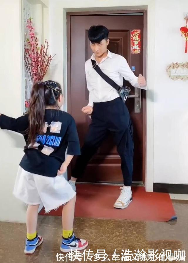 身子|哥哥下班回家,妹妹“尬舞”相迎,哥哥扭动身子那一刻网友笑翻