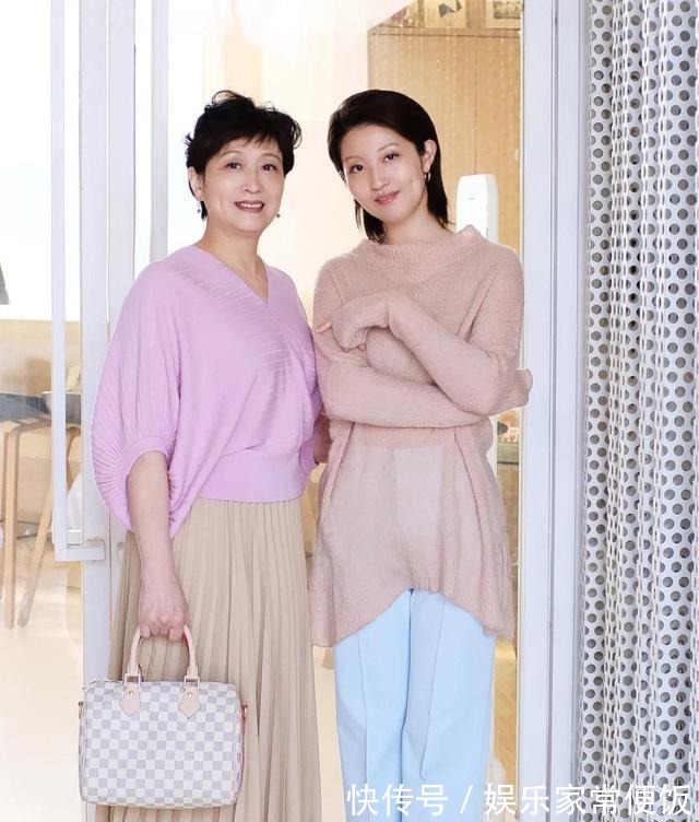 针织开衫 这才是五六十岁女人该有的打扮!她的减龄穿搭,优雅时髦又舒心!