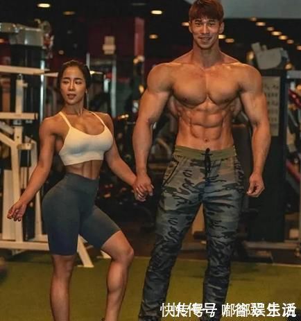 羡慕|太有安全感了！这对健身情侣，上演“肌肉版”最萌身高差，羡慕了