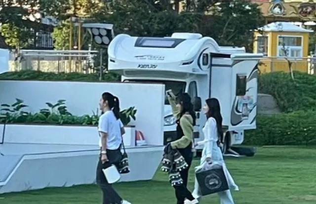 穿搭|赵丽颖异装回归《中餐厅5》，路透装备太“潮”，同行两人引注意