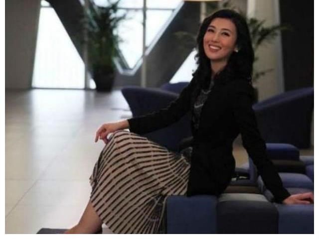 骑自行车|央视最美主持人李红:初中因家境辍学,却因不认命成为励志女神