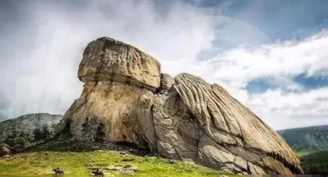 翻译|国外一崖壁上,竟发现刻有中国古代汉字,翻译后,犯我强汉者,虽远必诛!