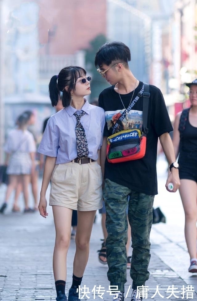 街拍:穿紧身牛仔裤的小姐姐,时尚靓丽,一双美腿吸人眼球!