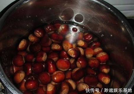 个个|煮板栗,别直接用水煮了!再加一步,板栗自动开口,个个不粘皮儿