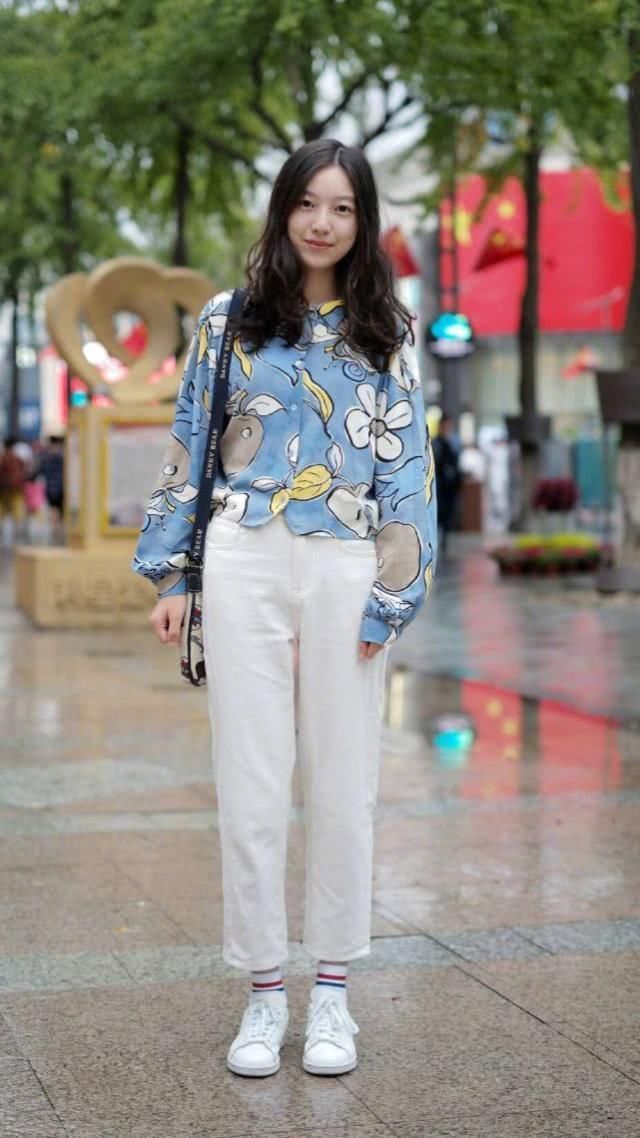 青春风的装扮靓丽时髦，美观舒适优雅，也显街头的气质感