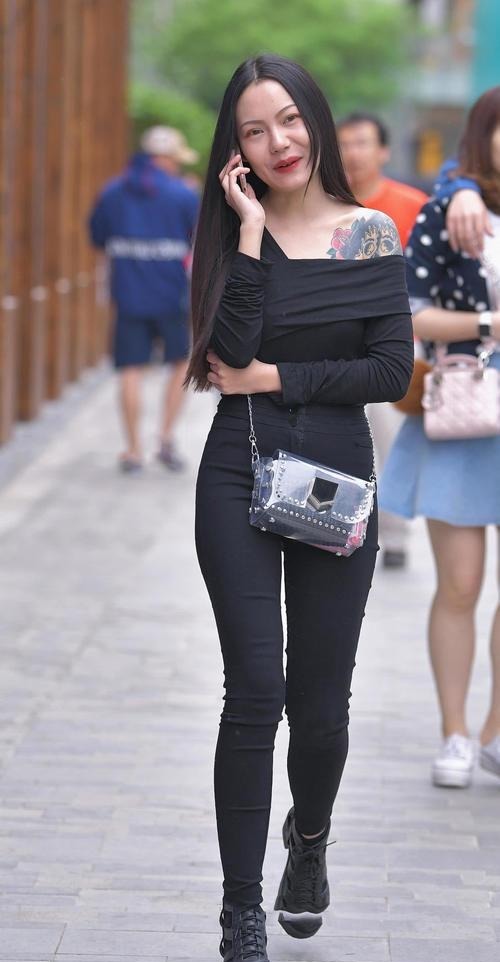 黑色|街拍:黑白裤美女,哪一个更好看呢?