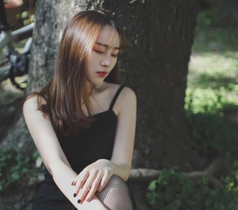 穿网袜的小姐,你也不怕地上的草扎你了!