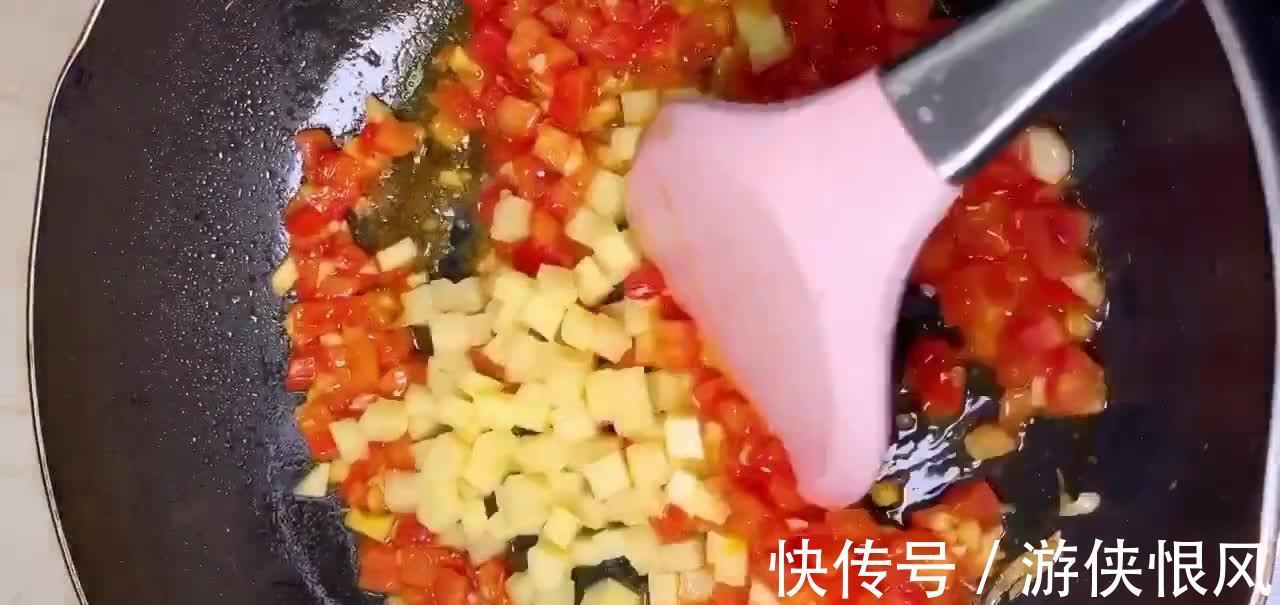 1粒西红柿，1枚土豆，1碗米饭，炒一炒焖一焖，真香