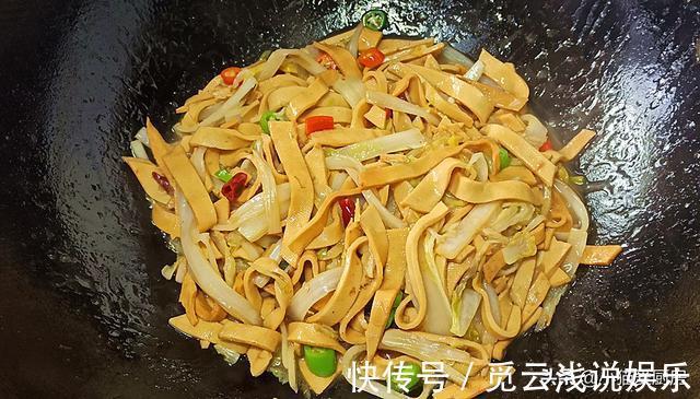 做法|白菜炖干豆腐这样做才好吃,做法简单,经济实惠,好吃又下饭