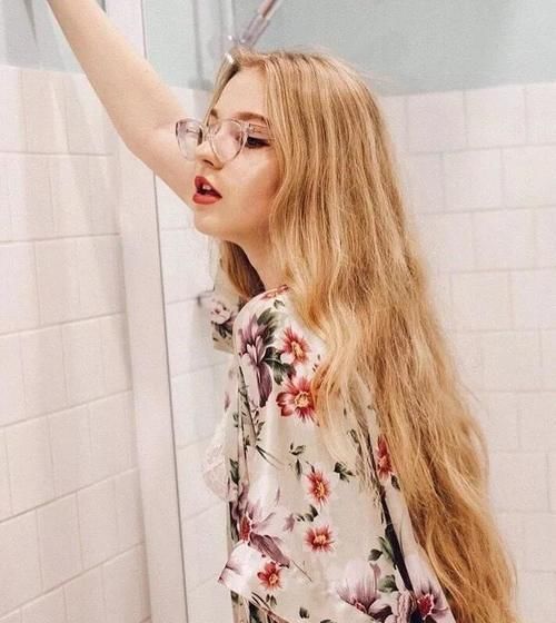 脸型|脸上有这个特征的女人,千万别留长发,土气显脸大,短发更适合你