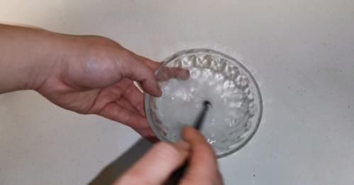 晨曦|生根剂不用买,水里撒点它,多蔫的枝条,插个根就能活