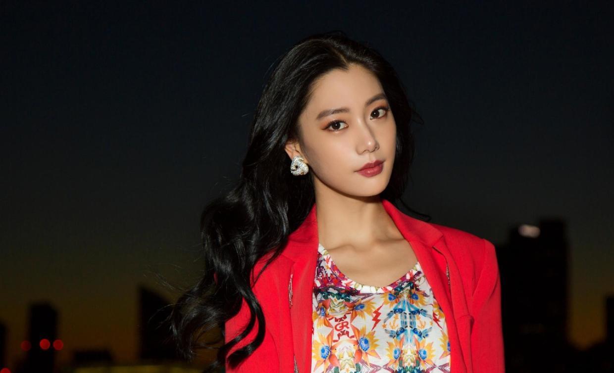 克拉拉带火了一种穿搭，叫“红色西装+牛杂短裤”，秀出高挑身材