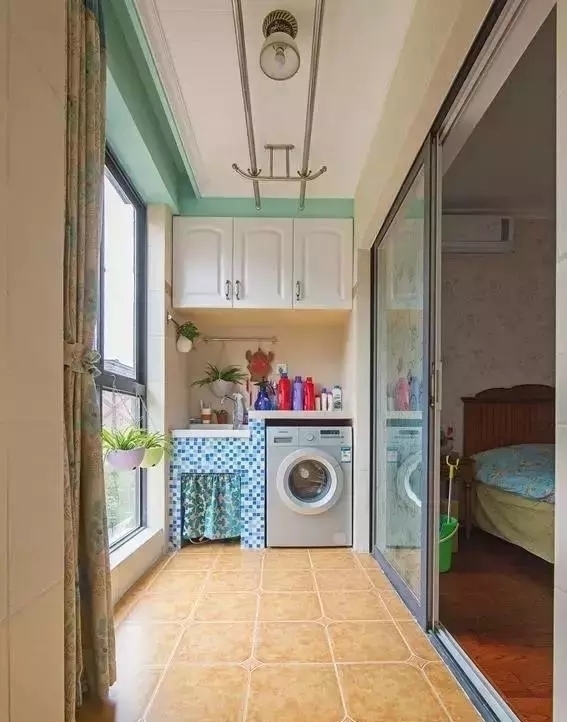 阳台上|记住了,阳台这样装修,不仅能晾晒衣服还能多出一间房