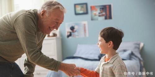 男孩|“推下怎么了”8岁男孩猛推孕妈被暴打,网友活该被打