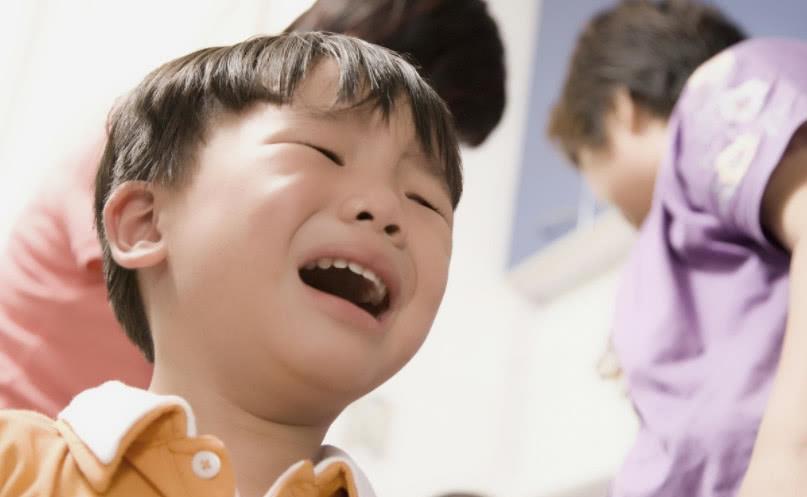 区别|一言不合就哭的孩子,和憋着不哭的孩子,长大区别体现在三大方面